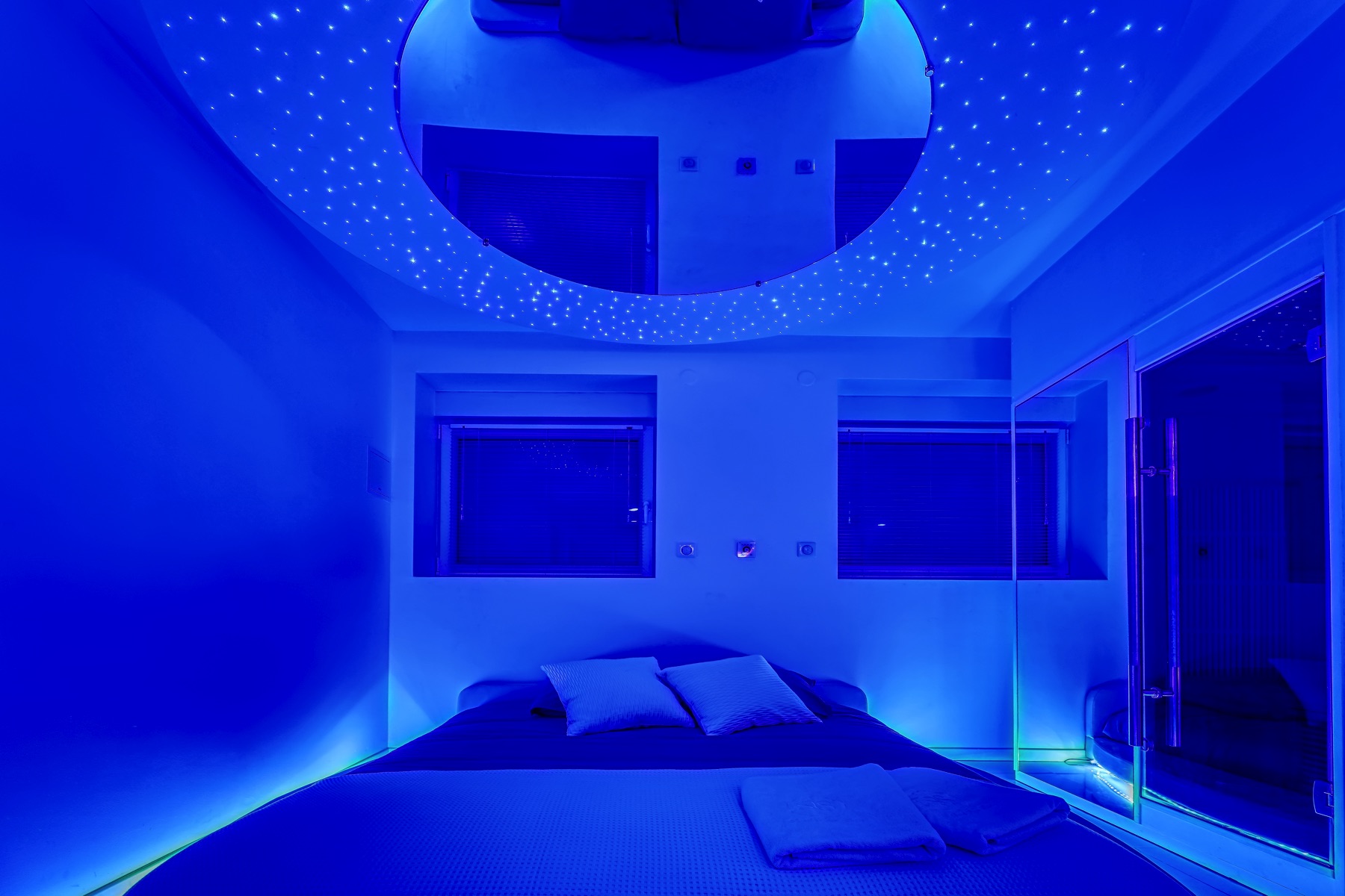 Suite Night and Spa à Metz, plafond étoilé et lumière bleue